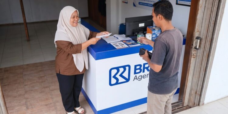 Bangun Kepercayaan dari Warung Sederhana, BRILink Agen Erni Permudah Akses Keuangan Warga hingga Layani 6.000 Transaksi per Bulan