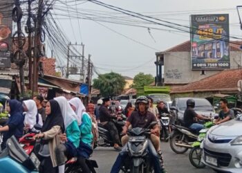 Niat Lancarkan Jalan, Pak Ogah di Perempatan Pasar Prumpung Justru Picu Kepadatan Kendaraan