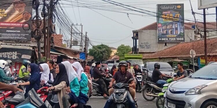 Niat Lancarkan Jalan, Pak Ogah di Perempatan Pasar Prumpung Justru Picu Kepadatan Kendaraan