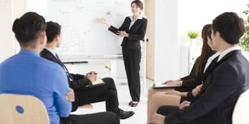 Hubungan Public Speaking dan Manajemen Keuangan dalam Meningkatkan Kemampuan Profesional Mahasiswa