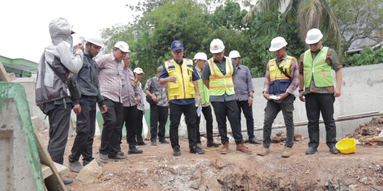 Pilar Tinjau Proyek Banjir Pondok Aren, Turap Taman Mangu Indah Sudah 90 Persen